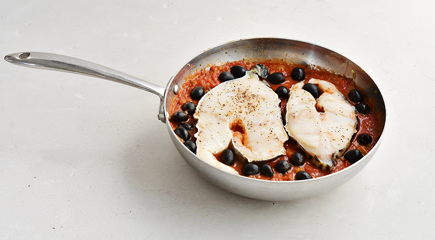 Погрузите рыбу в томатный соус вместе с маслинами (при желании косточки можно вынуть, слегка раздавливая каждую маслину плоскостью лезвия ножа).